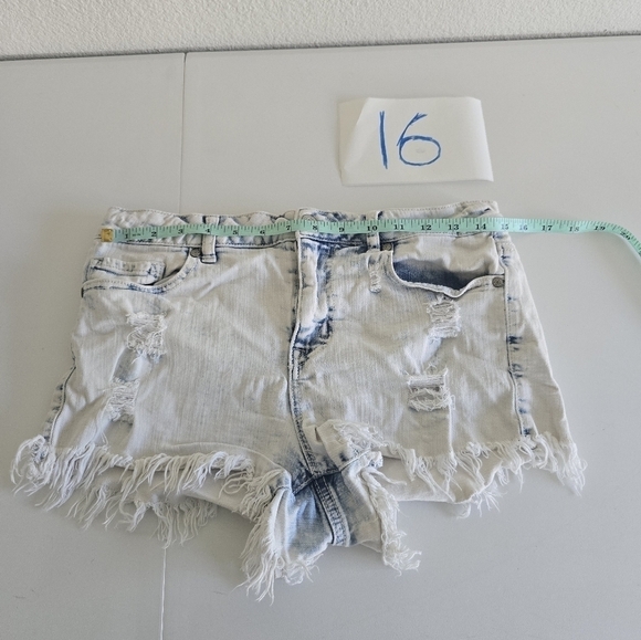 Altar'd State Womens Jean Shorts Mid Rise Sz 28 Washed Ripped Beach Summer - Picture 3 of 5